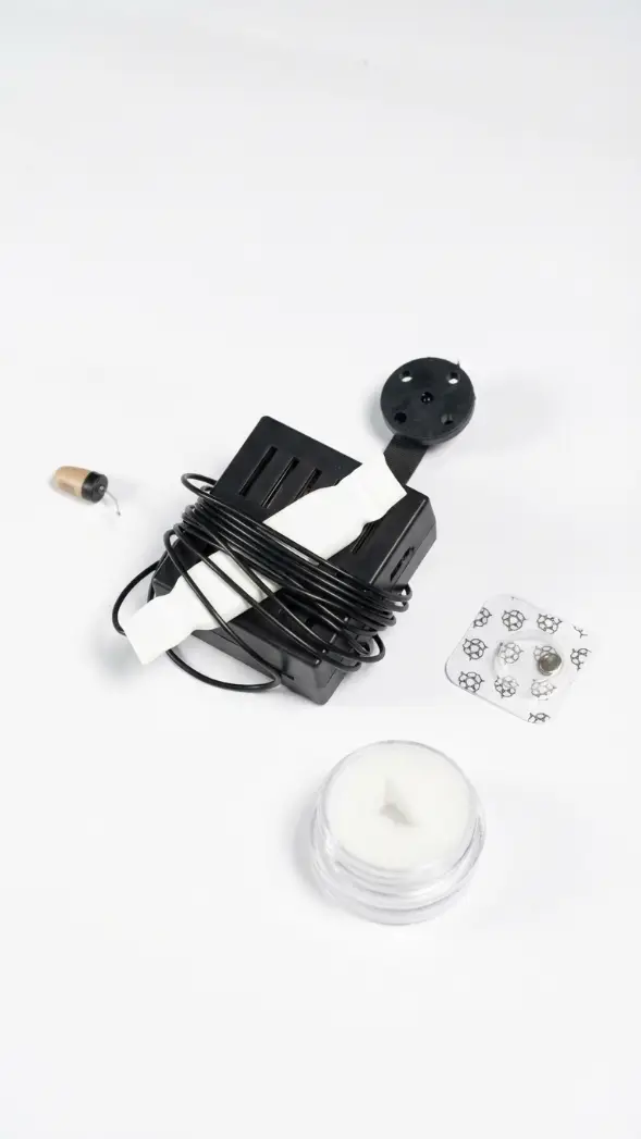 Cámara botón espía 4K WiFi con accesorios, cargador y pilas