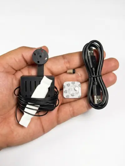 Cámara botón espía 4K WiFi con cable USB y accesorios en mano