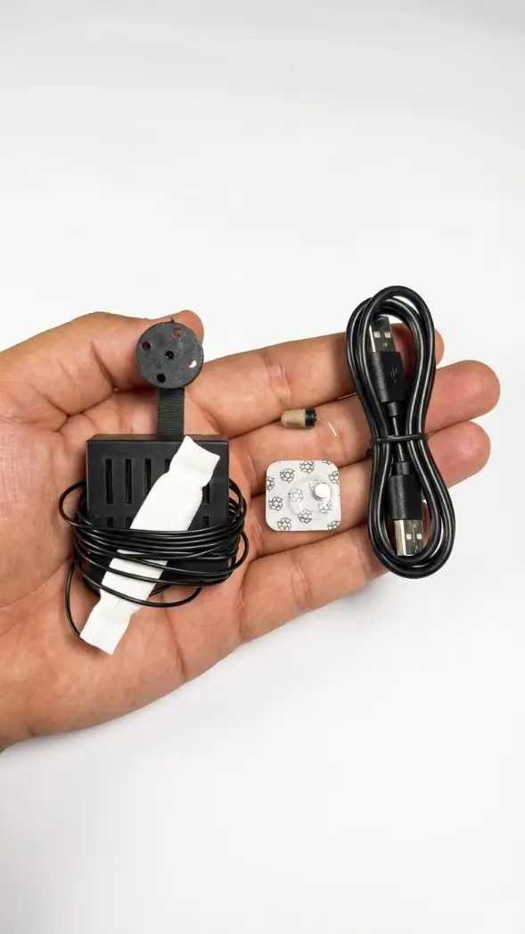 Cámara botón espía 4K WiFi con cable USB y accesorios en mano